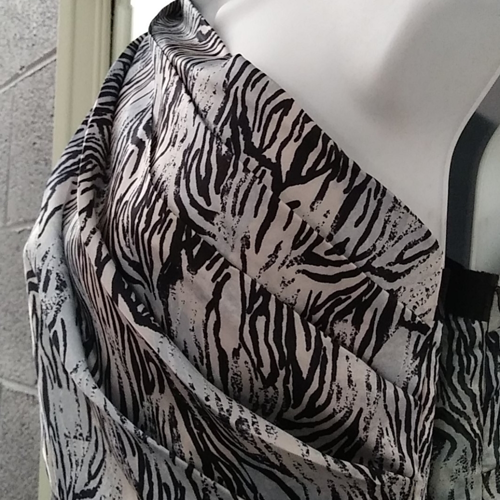One shoulder tuxedo pleated mini dress - Picture 3 of 6